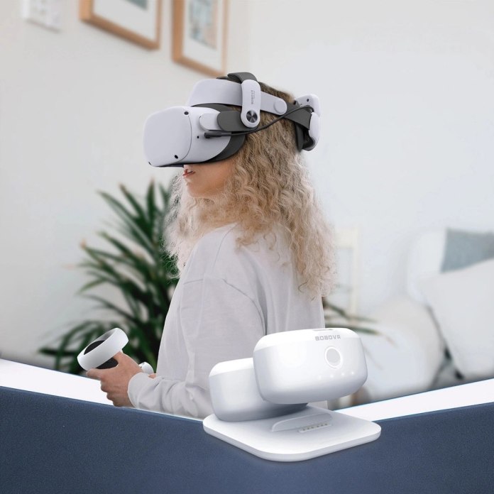 Kobieta korzystająca ze stacji ładującej BoboVR BD